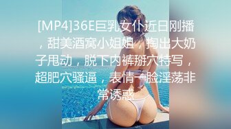 高筒皮靴长发美女尿尿像洒水壶一般