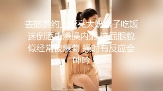 【房东偷窥】一家三口吃喝拉撒都在一屋里的打工家庭妈妈给坐在浴盘的女儿搓澡