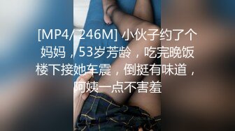 [MP4/ 589M] 健身小骚货找牛郎！两男一女激情大战！大黑屌轮流吃，坐在桌子上一顿操，骑乘位肥臀猛坐