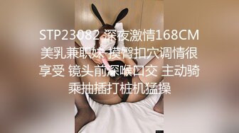 《极品CP?魔手?外购》美女如云酒吧女厕逼脸同框偸拍多位都市靓妹方便，短发美女用手机给私处拍照发给网友