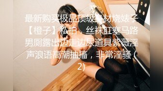 【媚黑女和黑人调教老公】少妇和黑人交换唾液，绿帽老公跪着舔脚吃口水