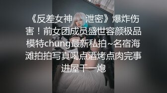 美美的白嫩肌肤的妹子和男友开车摸奶子内裤都没穿还是无毛小逼