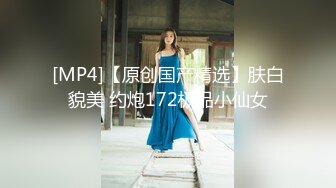 [MP4]异国女团皮肤白皙颜值不错的女模特被两个没见过女人的黑哥压在身下蹂躏，揉奶子舔逼还被大鸡巴塞嘴里爆草