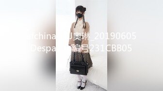 《极品TP魔手外购》女人坑女人系列！渣女真实偸拍宿舍姐妹露点不雅行为视频换钱~波霸女给大奶子做抹油拍打保养 (5)