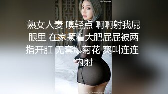 颜值身材超棒女神全身抹上精油，两个大车灯油光程亮，抖动肥臀镜头前特写