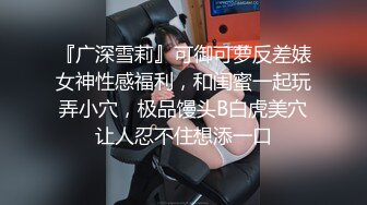 停车场里的小骚逼等大哥停好车跑到后座上激情啪啪，脱光了主动上位求插，浪荡呻吟把大哥刺激好了让大哥抠逼