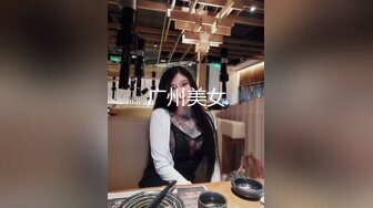 台湾爱玩群p的高颜值小母狗，被男友带去淫趴、路上先跳蛋调教，酒店同时被5名男子玩弄，十分淫乱