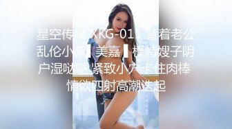 【多情少妇】小骚妇躺在我身上拿着道具玩小穴 我硬硬的小弟弟控制不住插入她的小穴 她说不够爽