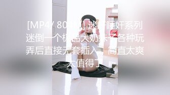 商场女厕偷拍 破洞牛仔裤美女的小黑B 一边抽烟一边玩手机