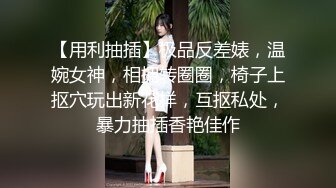 豐滿少婦邊看手機邊自摸