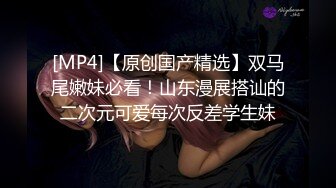 什么是欲仙欲死，大概是她这样子吧 被鸡巴插着还用玩具摩擦着阴蒂