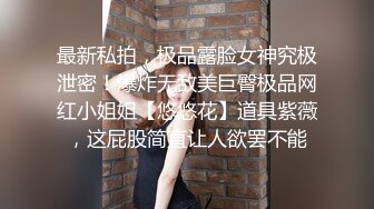 小美女穿着黑丝长裙看着娇小玲珑，没想到脱光光