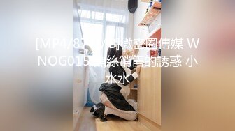 连续偷拍到同一个眼镜女老师两次尿尿 洞口大开