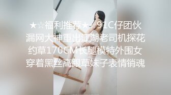 大哥的鸡巴藏在蛋蛋里让少妇给弄出来，吹舔吸弄加逼推搞硬大鸡巴，让小哥修毛道具玩弄，各种抽插射在嘴里