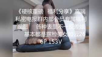 【小性感】一个人走到公共厕所脱下裤子来玩自己小穴 把我的拳头全部插进去 还是不够爽拿着道具狂插