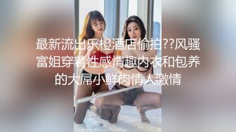 小和尚与姐妹花深夜激情，吃奶玩逼道具抽插，全程露脸浪叫不止，淫声荡语不断，大鸡巴不硬