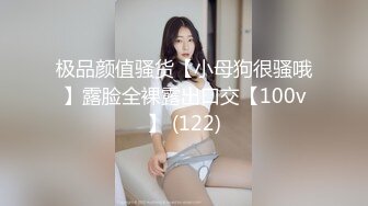 网吧里的小骚货全程露脸跑到公共卫生间里自慰，直接骑在马桶刷手柄上玩逼，嘴里叼着内裤坐插假阳具呻吟