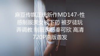 把小骚逼掰开 慢慢的抽插