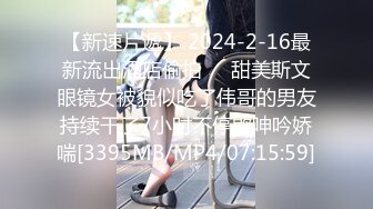 《居家摄像头破解》大叔拉起还在睡觉的老婆就开干先操嘴再操B