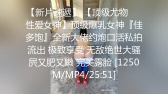 风骚小娘子大哥在摘菜准备做饭不断玩逼漏奶勾引，家中老妈妈出门间隙门一关就在地板上开搞，露脸口交多体位抽插口爆