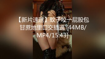 蓝衣娇瘦包臀裙清秀美女坐在沙发上渴望眼神盯着受不了把玩品尝美味肉体猛吸鸡巴翘臀大力撞击下体