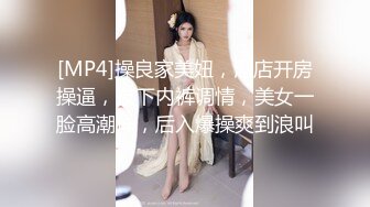 偷拍知名模特Kelly更衣洗澡上厕所,三点全露,乳房是发育完美的竹笋形状,超有质感 (1)