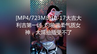 专注人前露出与路人同框美腿女神GI9ZA视图集，公园超市广场哪人多往哪去和老登一起锻炼 (7)