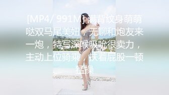 明星颜值长相甜美极品美女扣逼自慰，白皙美乳诱人细腰，撩起衣服露奶装拨开内裤，逼逼上抹酸奶手指快速扣弄