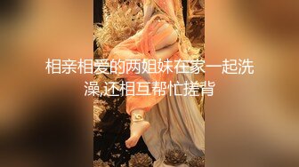 蓝裙极品小美女，光滑的肌肤，阴毛旺盛的下面尿流如水串，顺势而下哗啦啦的声音听着特别优美！