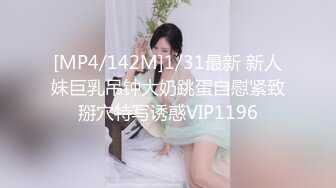 最牛逼的女厕偷拍10位漂亮女神集合，靓女进入厕所前怼着脸清晰录像【胆大包天系列】竟然还要补光的骚操作 (2)