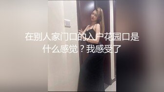 景区女厕全景偷拍眼镜美女逼口大开逼洞清晰可见