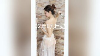 【中性打扮短发美女】超高颜值玻璃黄瓜自慰，边插边揉搓阴蒂，撩起衣服揉捏贫乳，快速抽插最后冲刺，太爽了高潮脸