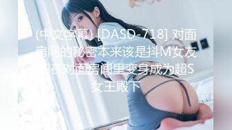 风衣牛仔裤美少妇