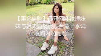 妖娆美少妇欧美风格跪着吃双屌，前后齐夹击，一顿后入猛如虎，撸射在肚子上