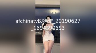 商场女厕多角度偷拍美女店员的小黑鲍裤子上面还挂着吊牌