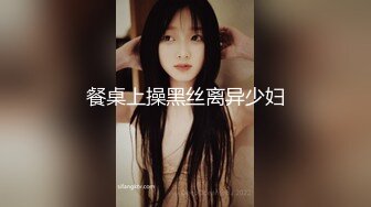 白天拉开落地窗和女友做爱，后入非常爽